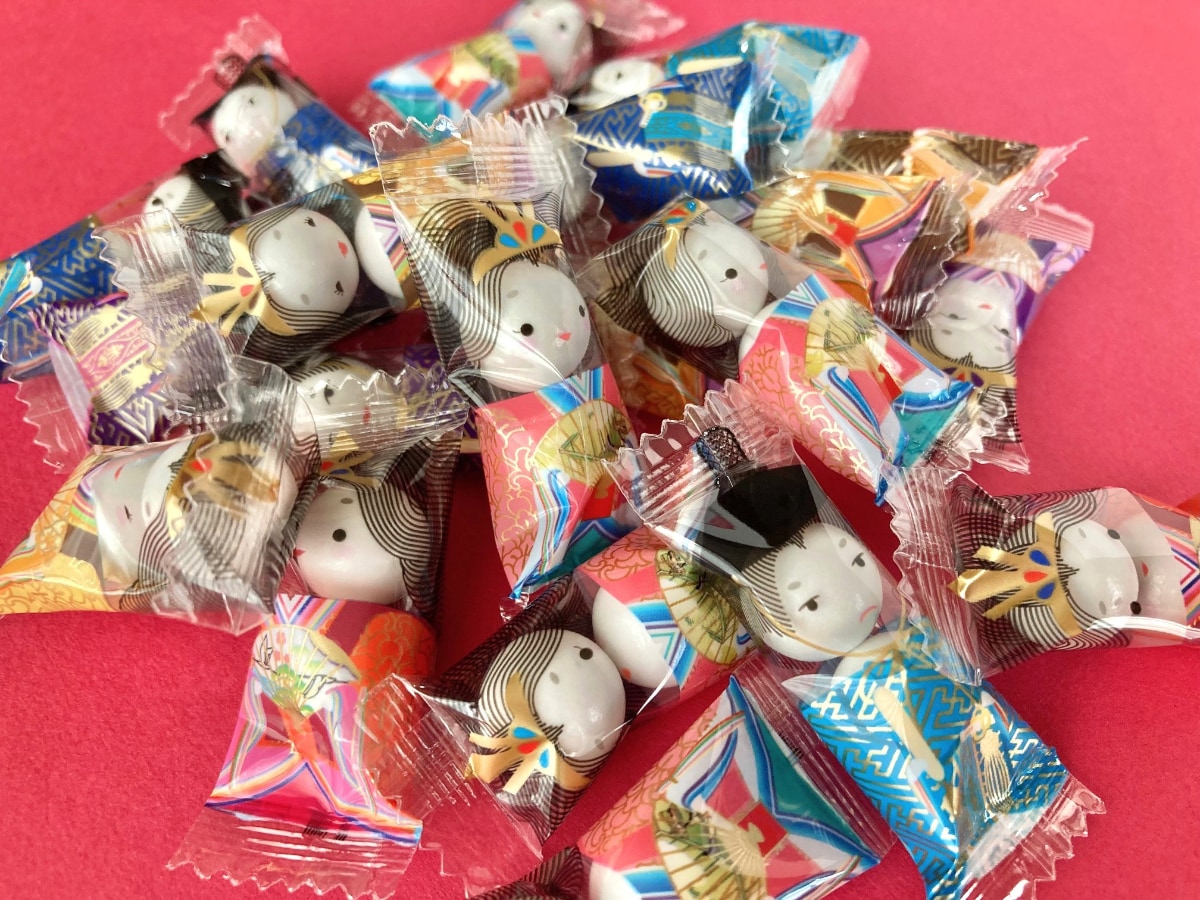 ポリポリした食感がクセになる！？【カルディ】「ニューエスト おひなさまチョコレートボール」