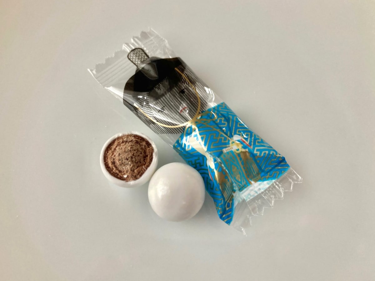 ポリポリした食感がクセになる！？【カルディ】「ニューエスト おひなさまチョコレートボール」