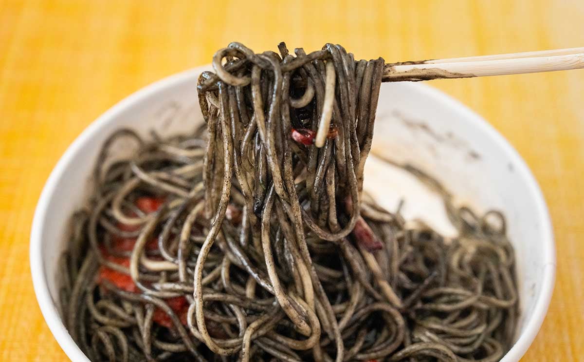 本当に大感謝【セブン】黒い激うま麺が復活！また食べすぎてしまう