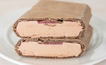 完璧な組み合わせ【セブン】苺ソース入りアイスが過去最高のおいしさ