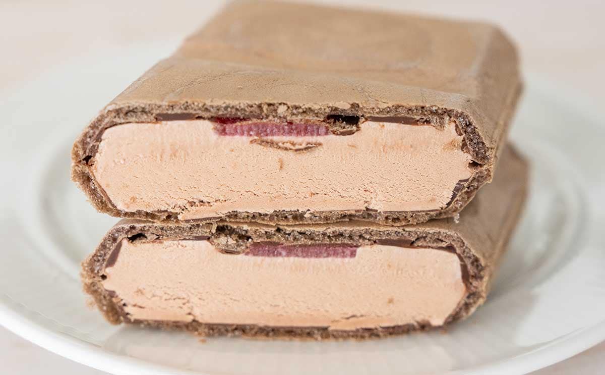 完璧な組み合わせ【セブン】苺ソース入りアイスが過去最高のおいしさ