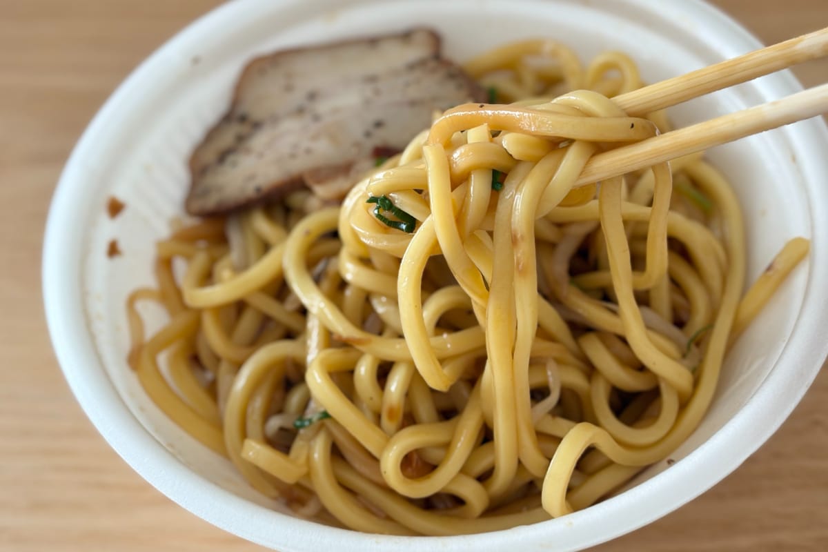 圧倒的に“全混ぜ”派!【ファミマ】味変も楽しめちゃうガッツリ油そば