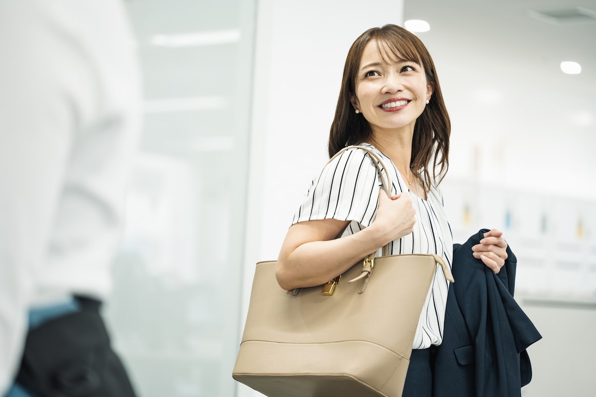 定時出社・即退勤の『55歳ヒラ社員』を上司が黙認する衝撃の理由。資産3000万の64歳を絶望させた、同期の『スマホ画面』の正体