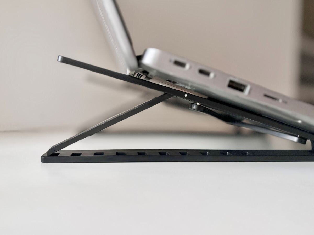 100均のノートPCスタンドが超優秀！コスパ良しでデスク周りを快適アップデート