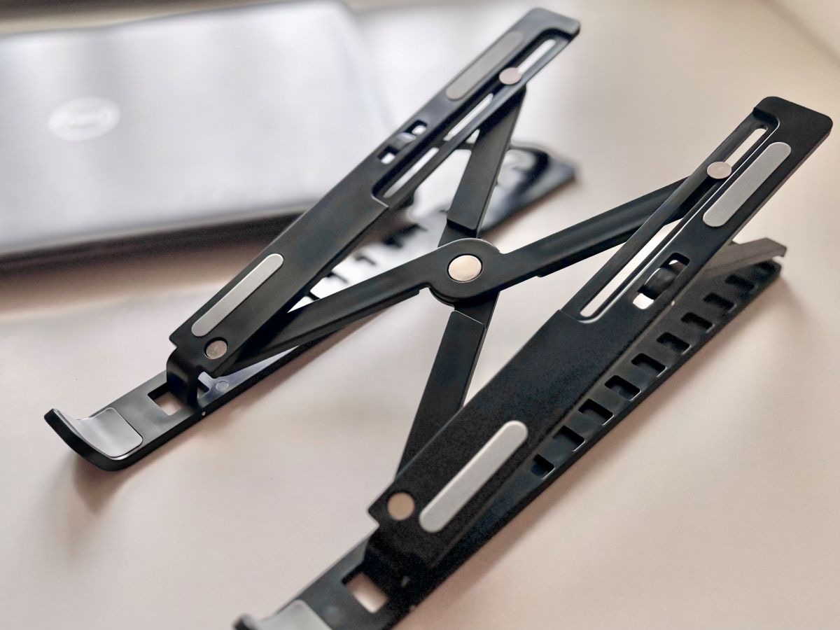 100均のノートPCスタンドが超優秀！コスパ良しでデスク周りを快適アップデート