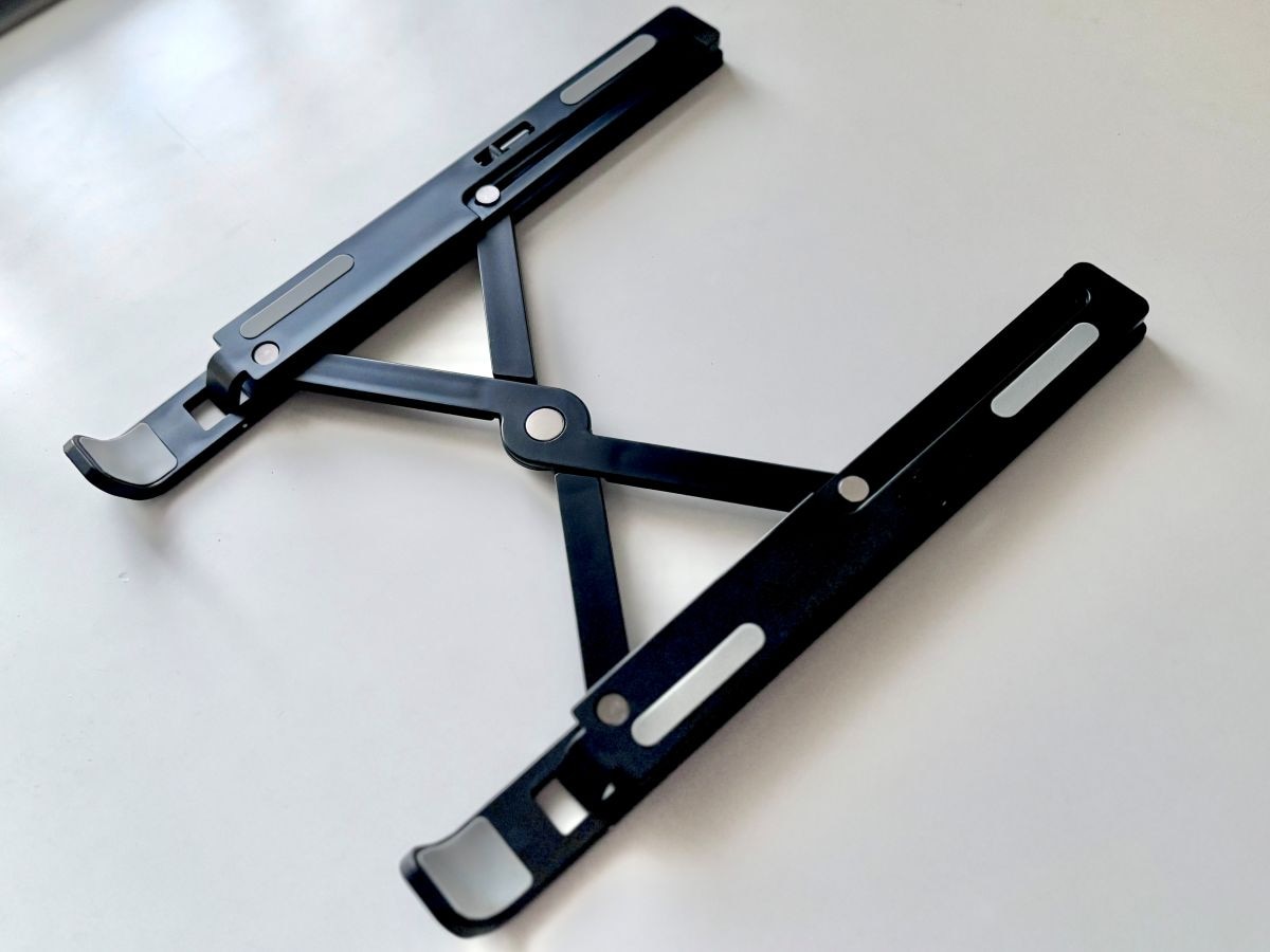 100均のノートPCスタンドが超優秀！コスパ良しでデスク周りを快適アップデート