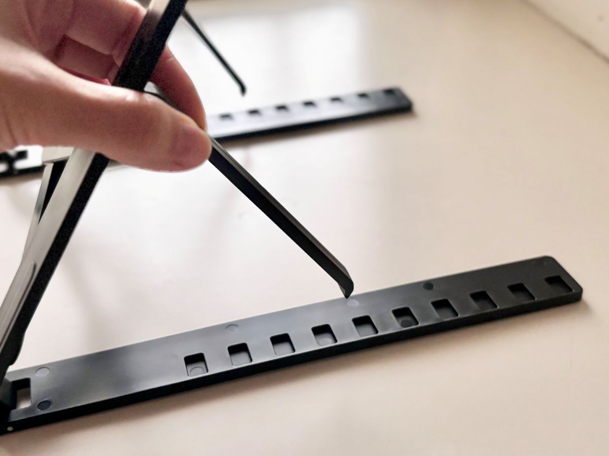 100均のノートPCスタンドが超優秀！コスパ良しでデスク周りを快適アップデート