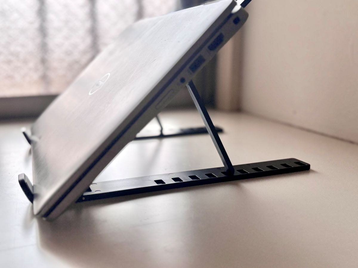 100均のノートPCスタンドが超優秀！コスパ良しでデスク周りを快適アップデート