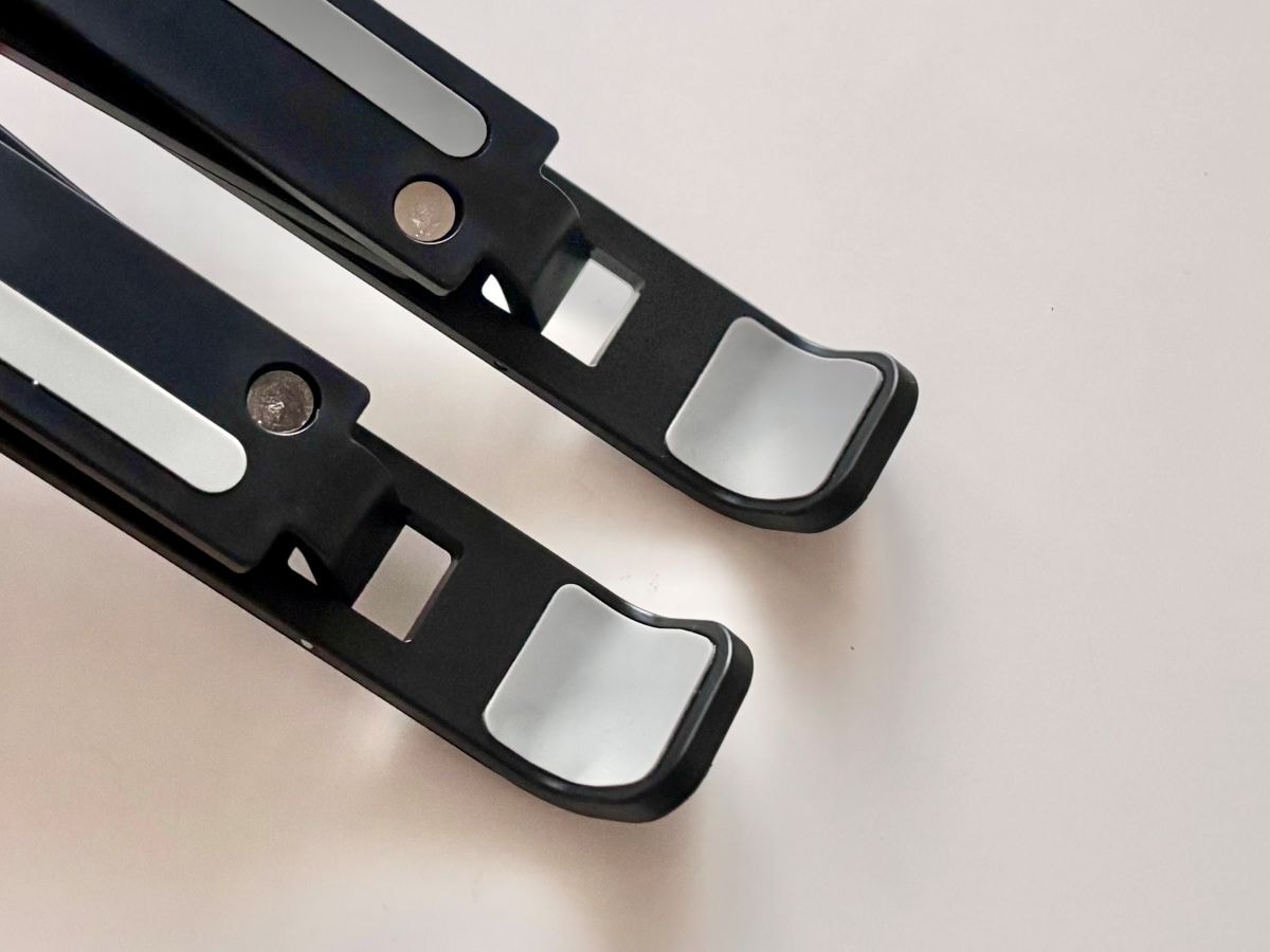 100均のノートPCスタンドが超優秀！コスパ良しでデスク周りを快適アップデート