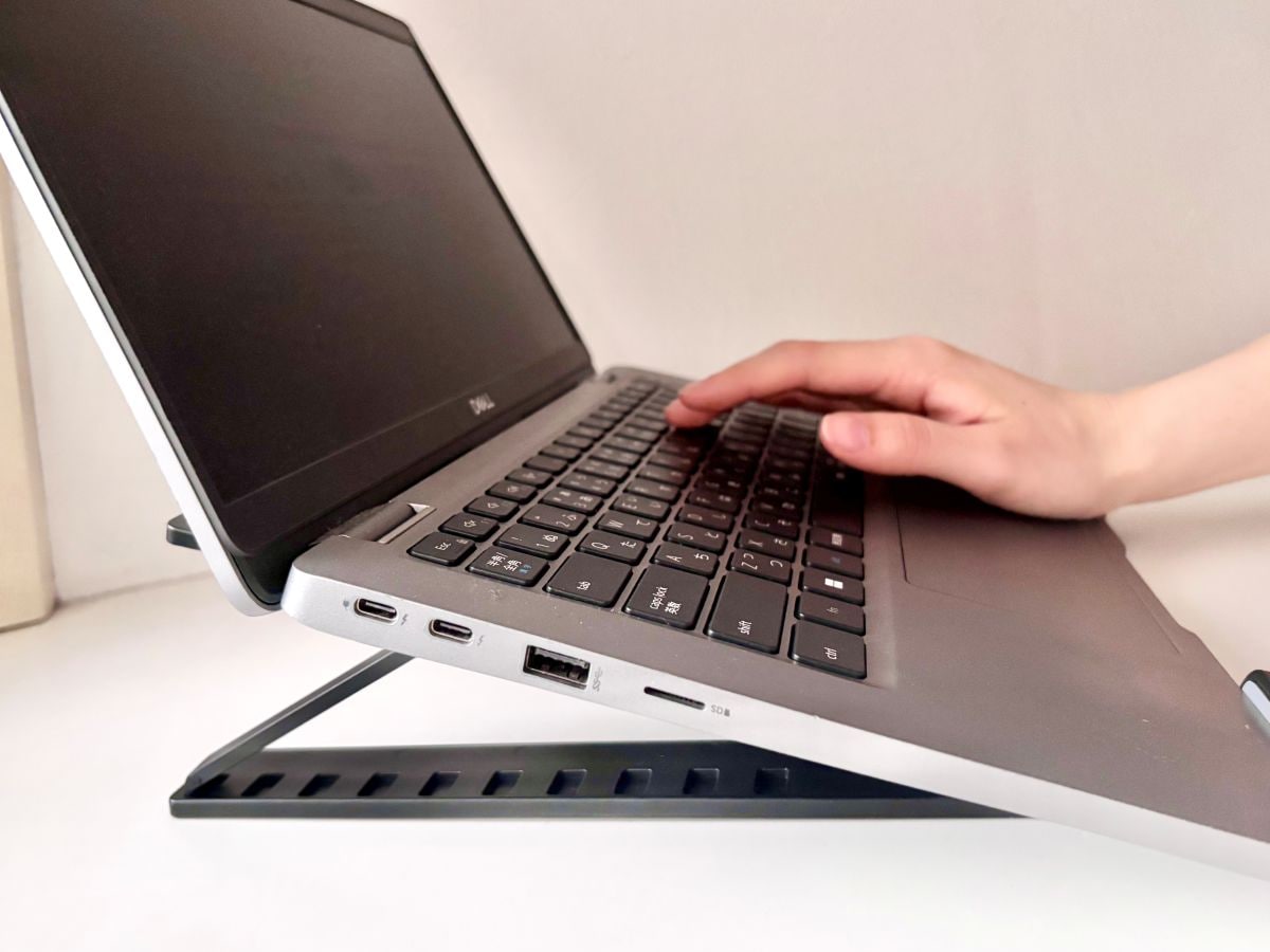 100均のノートPCスタンドが超優秀！コスパ良しでデスク周りを快適アップデート