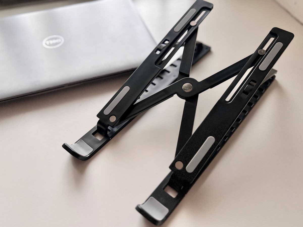 100均のノートPCスタンドが超優秀！コスパ良しでデスク周りを快適アップデート