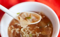 つるん、とワンタンがたまらない。名店コラボの【ファミマ】カップ麺