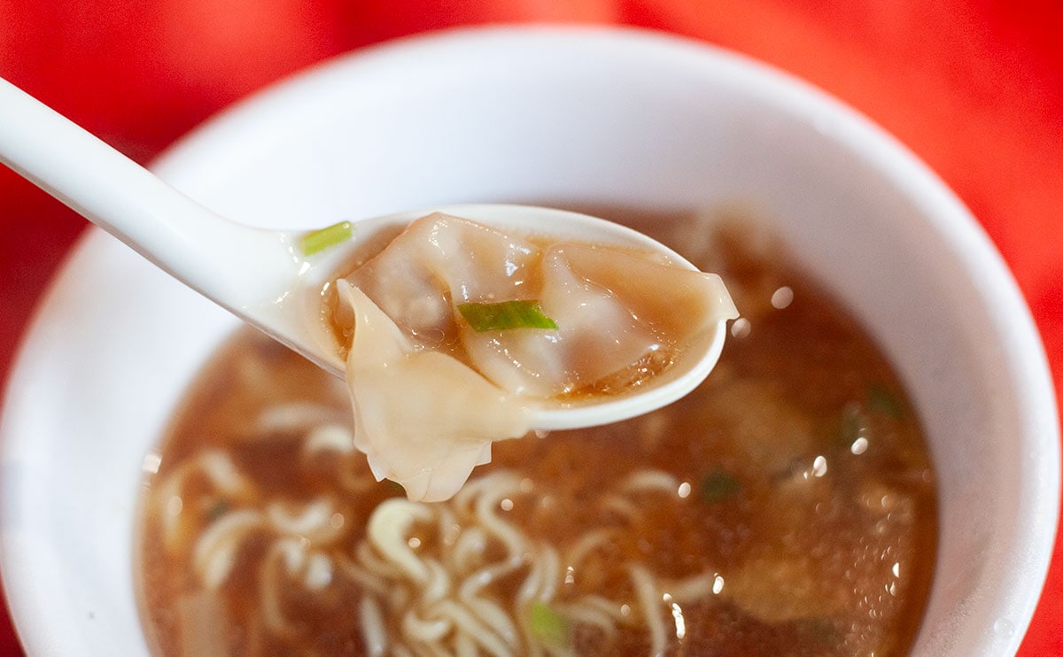 つるん、とワンタンがたまらない。名店コラボの【ファミマ】カップ麺