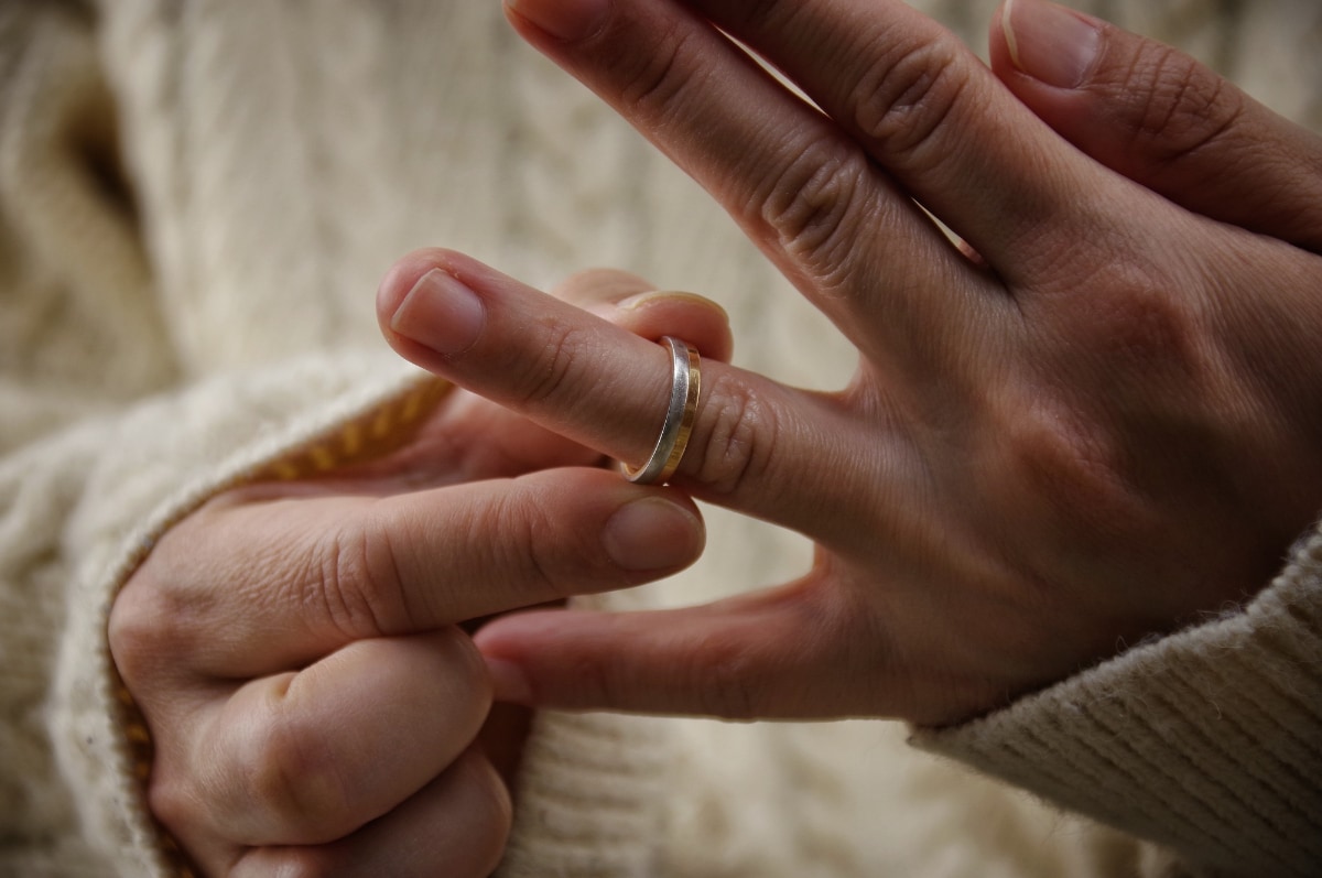 妊娠中に発覚した夫の“裏の顔”。「人生に絶望」した末に離婚した年収300万・看護師の32歳女性