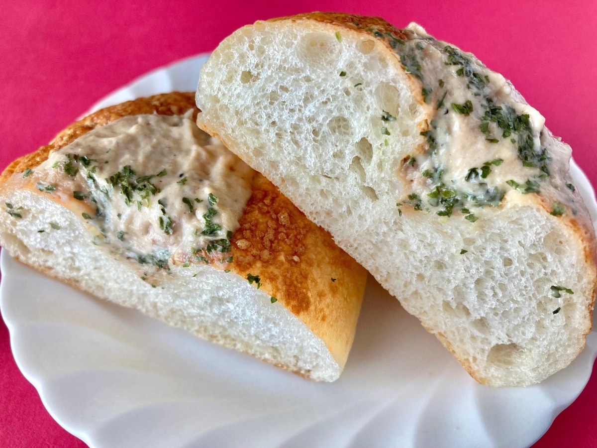 意外とツナたっぷり！黒コショウもアクセント！【セブン】猫の目をイメージした惣菜パン