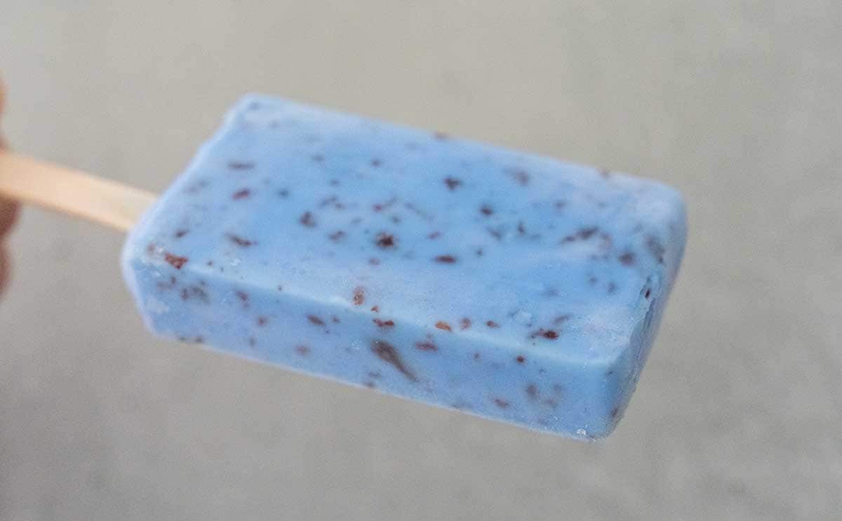 実に興味深い」「見逃せない」【ローソン】青いアイスがちゃんと