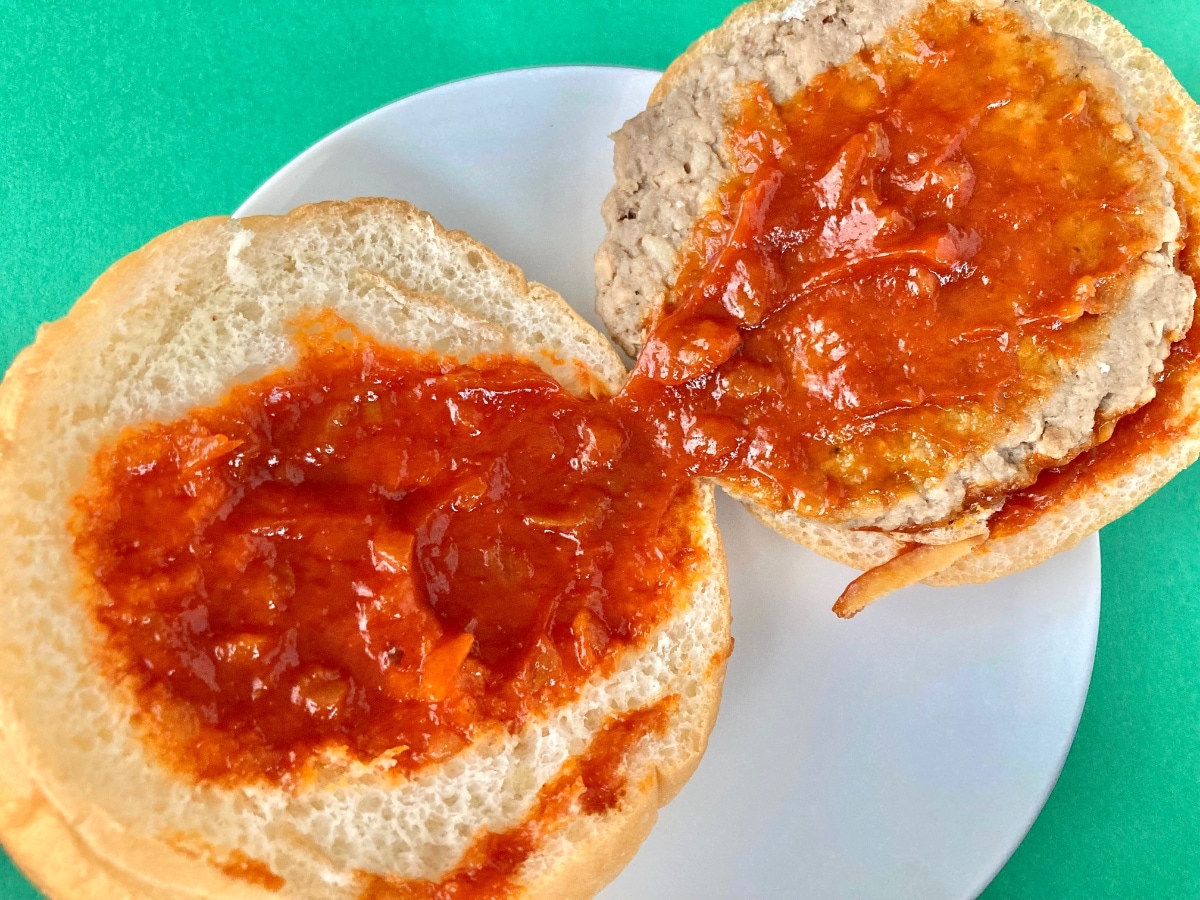 トマトソースに溺れる！？ガーリックもしっかり！【ファミマ】松屋監修のうまトマハンバーガー