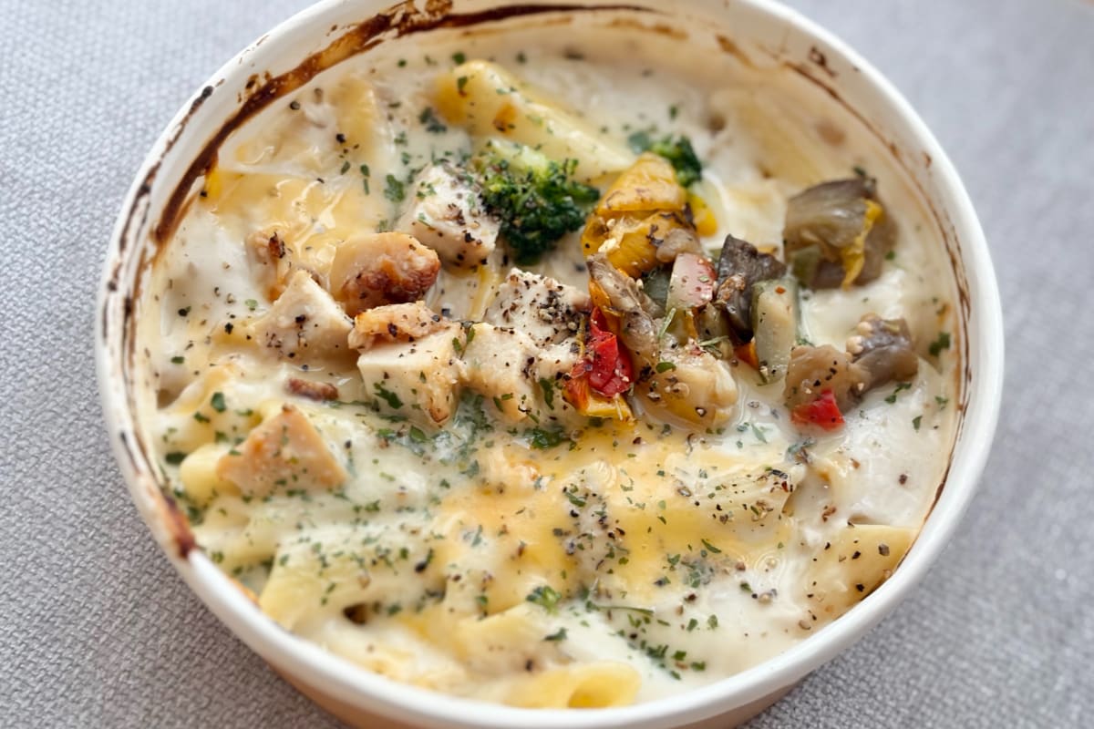 黒こしょうが意外ときいてる!【ファミマ】の彩り豊かなグラタンを実食