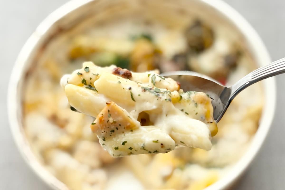 黒こしょうが意外ときいてる!【ファミマ】の彩り豊かなグラタンを実食