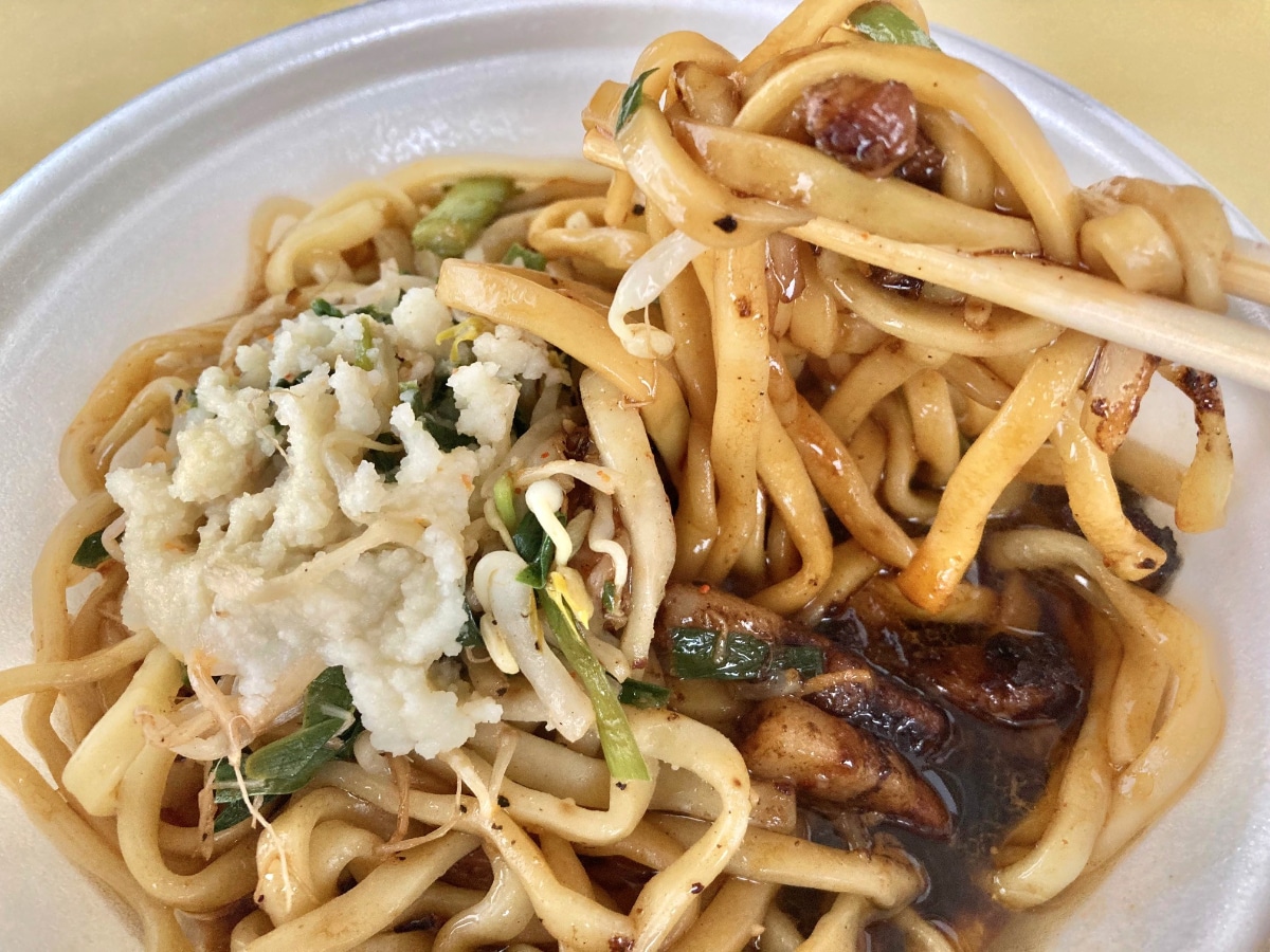 「旨旨大満足！」「ライスをドボンして完食完飲！」【ファミマ】「元祖スタミナ満点らーめん すず鬼」監修のスタ満ソバ