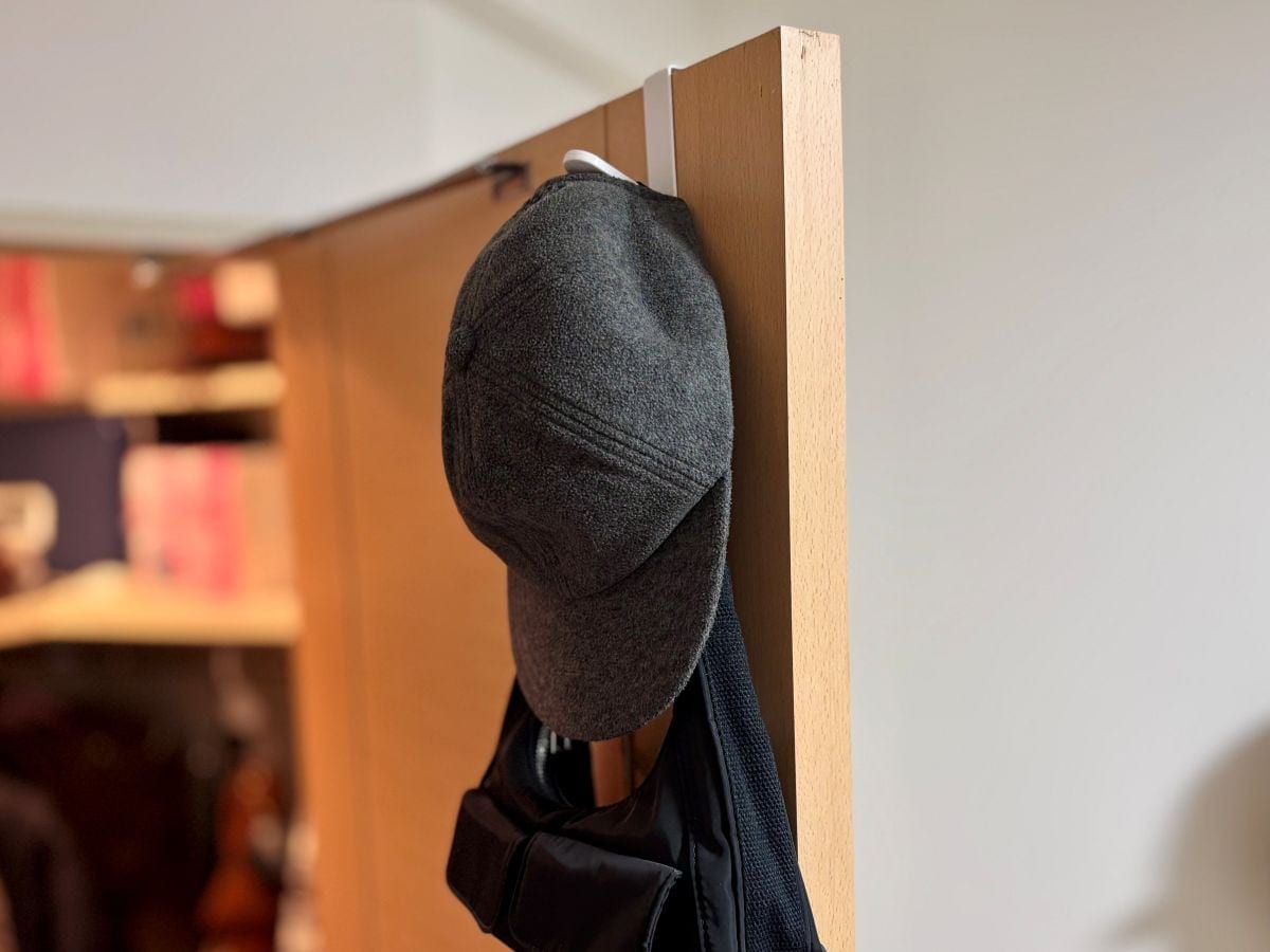 100均で見つけた「帽子掛け」の正解|フックタイプがとにかく使いやすい!【ダイソー・セリア・キャンドゥ】