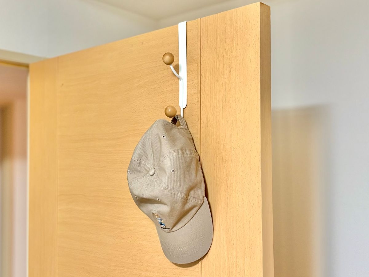 100均で見つけた「帽子掛け」の正解｜フックタイプがとにかく使いやすい！【ダイソー・セリア・キャンドゥ】