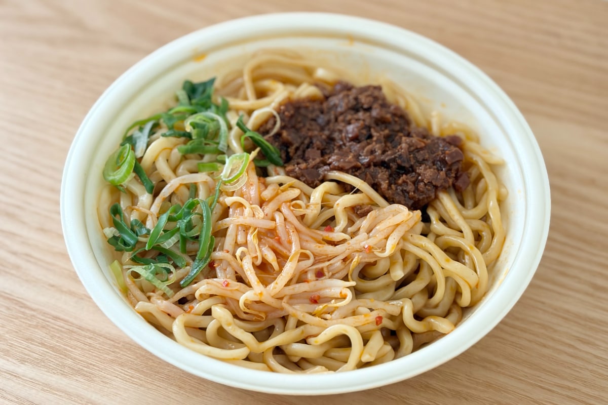 900kcal超で食べ応えも十分！【セブン】辛くてクセになる汁なし麺