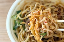 900kcal超で食べ応えも十分！【セブン】辛くてクセになる汁なし麺