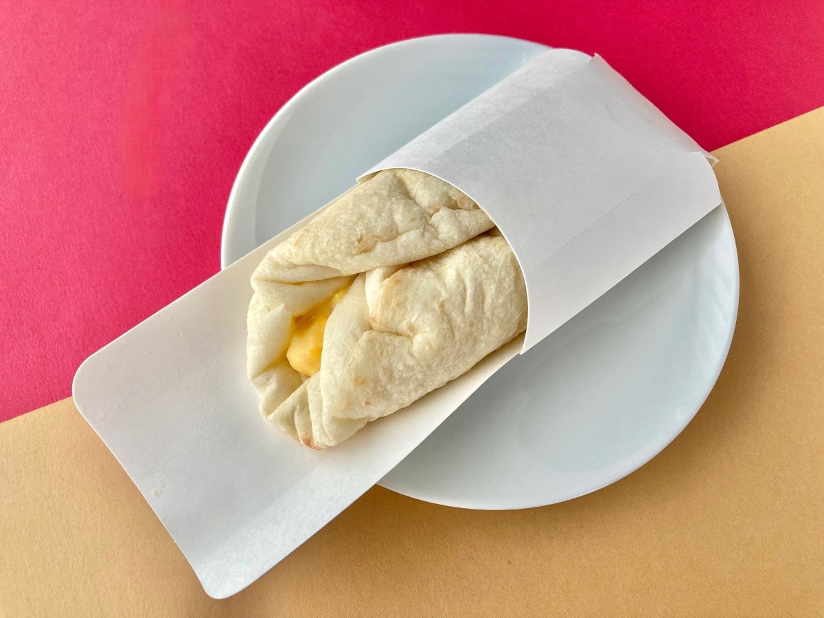 間違いない組み合わせ！生地のもちもち感もよき！【ローソン】ベーコンとたまごを包んだピザロールの新作