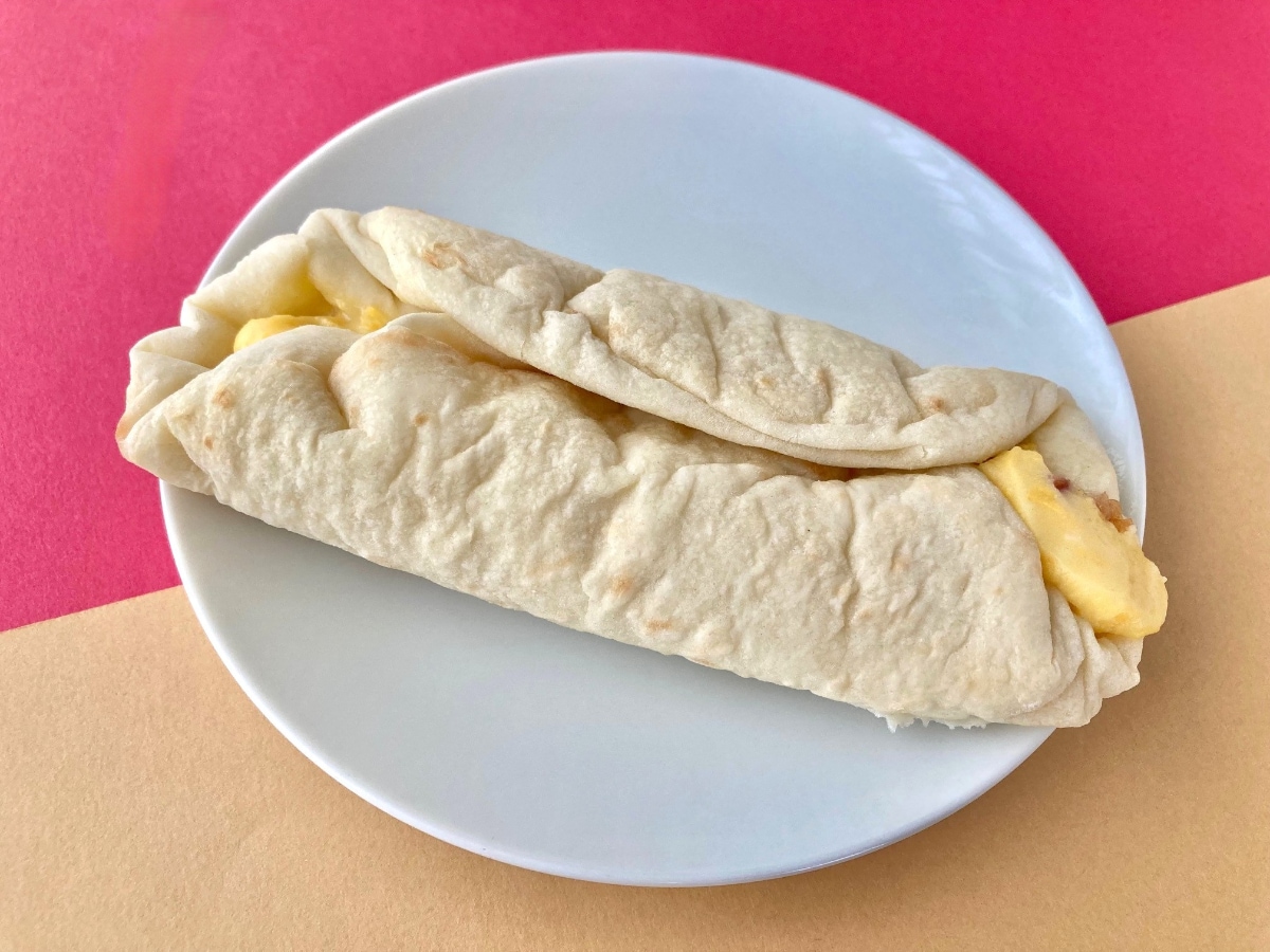 間違いない組み合わせ！生地のもちもち感もよき！【ローソン】ベーコンとたまごを包んだピザロールの新作