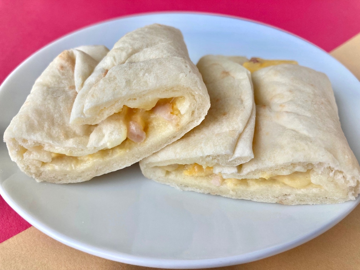 間違いない組み合わせ！生地のもちもち感もよき！【ローソン】ベーコンとたまごを包んだピザロールの新作