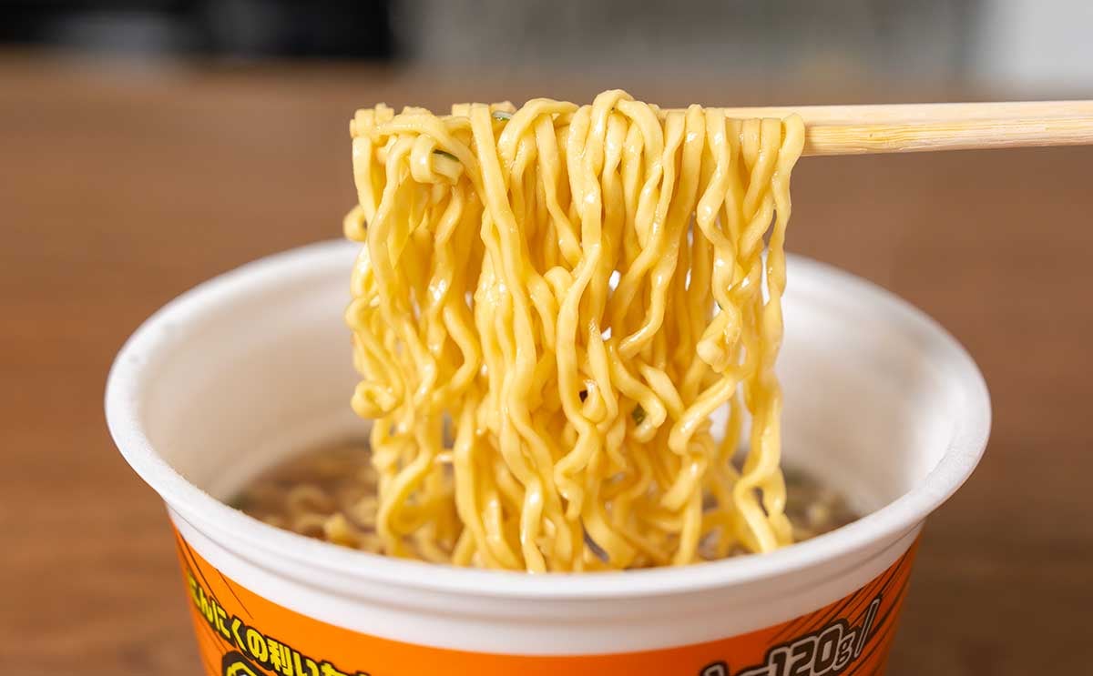 267円で麺120g入り【セブン】にんにく系超大盛カップ麺登場