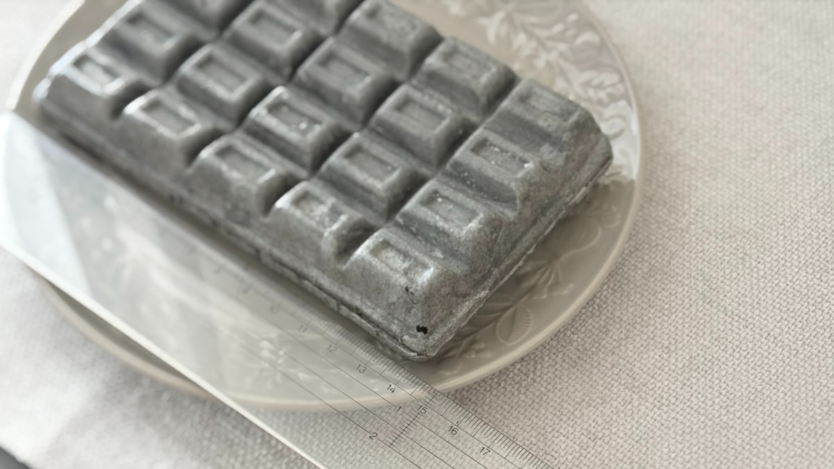 「炭みたい」なモナカに驚愕！【ファミマ限定】コラボアイスの中身は？