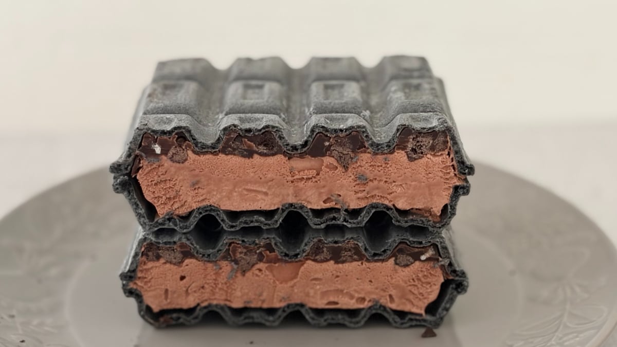 「炭みたい」なモナカに驚愕！【ファミマ限定】コラボアイスの中身は？