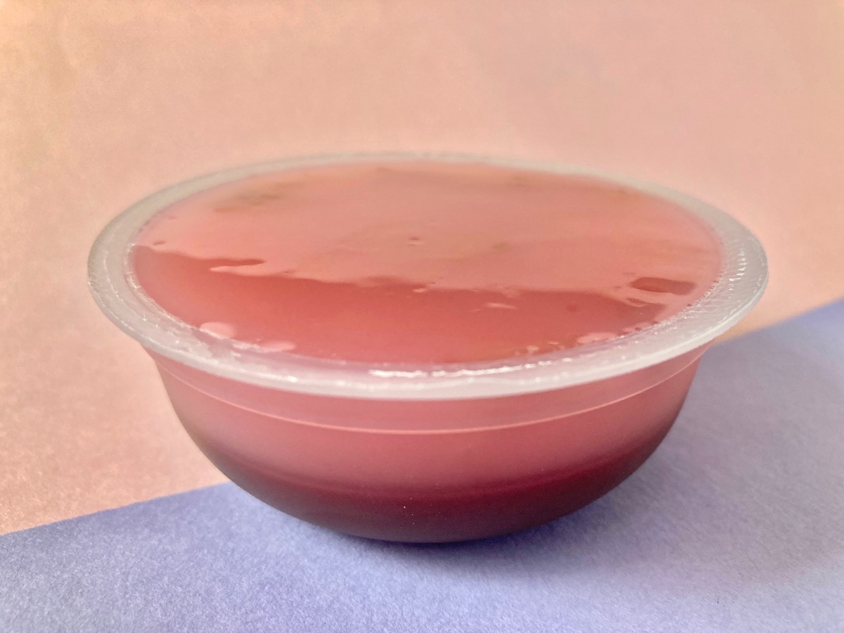 「よくできている和スイーツ！」「混ぜても美味しい！」【ローソン】上品な甘さの「金沢兼六庵 和三盆のさくら餅」