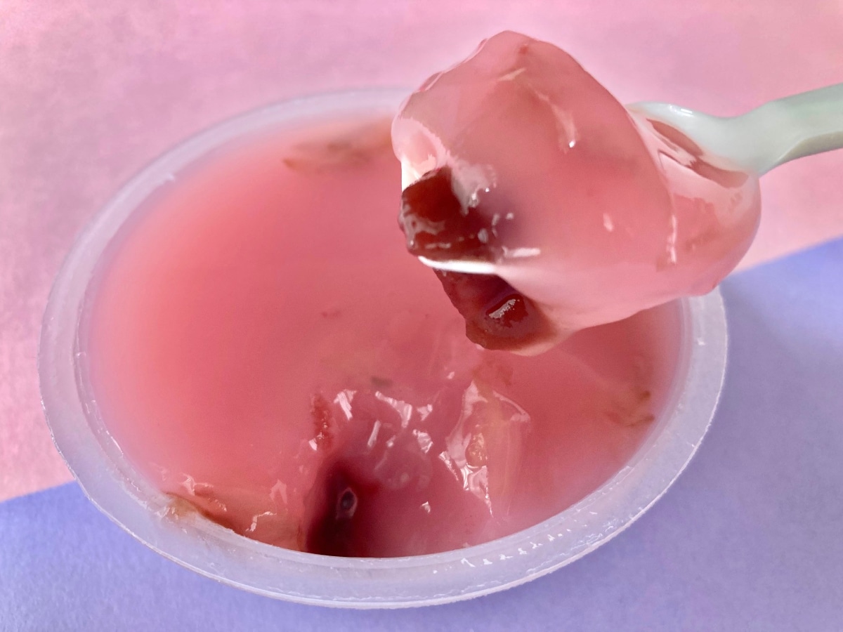 「よくできている和スイーツ！」「混ぜても美味しい！」【ローソン】上品な甘さの「金沢兼六庵 和三盆のさくら餅」