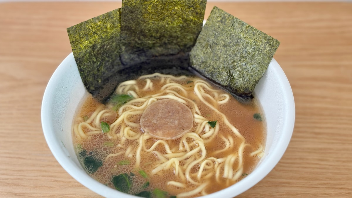 キレのある豚骨醤油スープがたまらん！【ファミマ】名店の味がカップ麺に