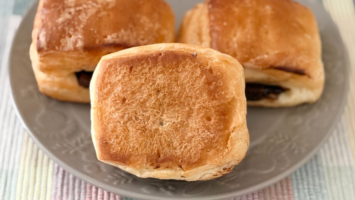 1個53円の高コスパ！【セブン】にダブルチョコの食感が楽しいミニパン