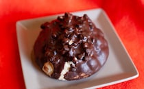 甘党さんにおすすめ。ファミマ×ブラックサンダーの新作パン