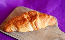 3個で220円。【ファミマ】の“地味パン”はリベイクしてから食べるべし！