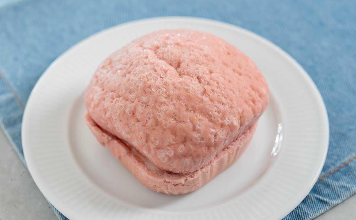 【セブン】コラボ商品登場、ピンク色メロンパンの中身は？