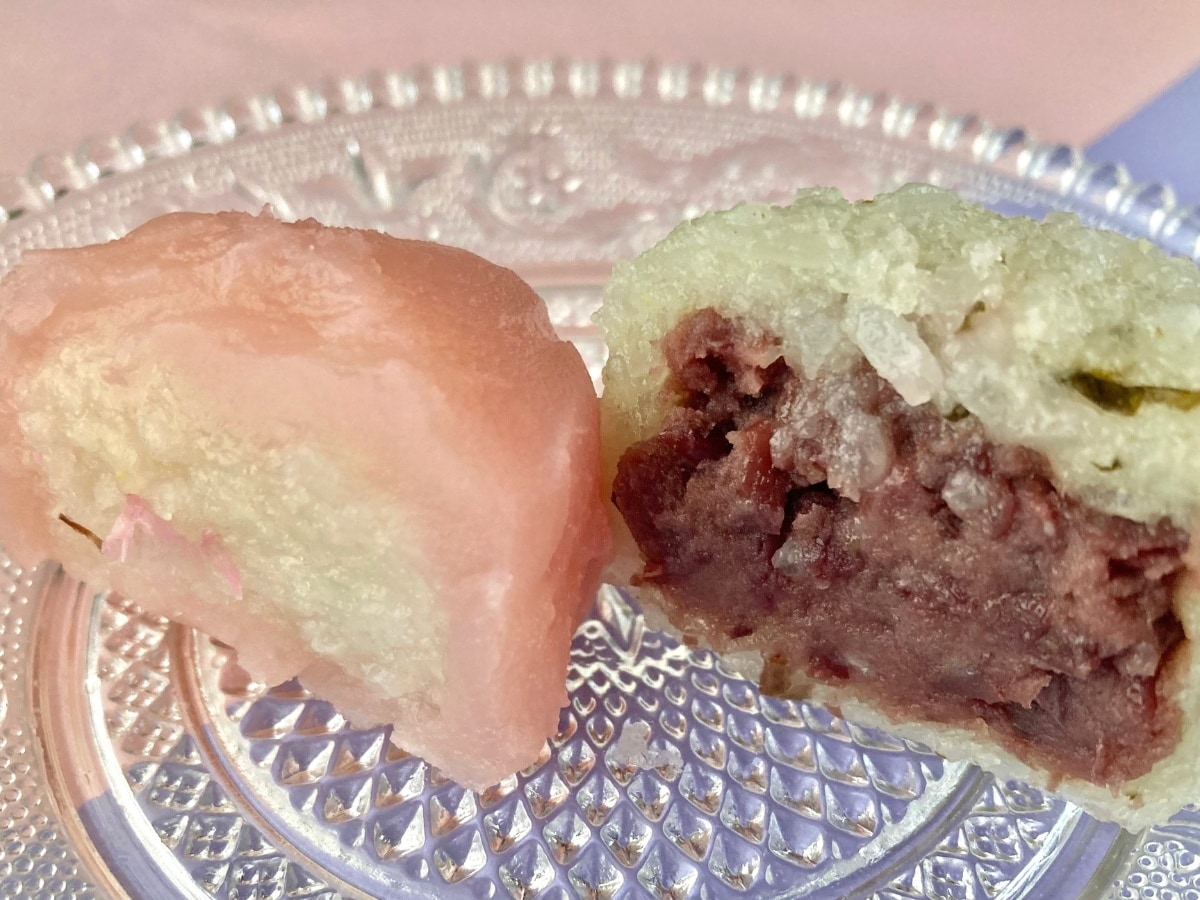 2色ともしっかり「さくら」！優しい味わいで美味しい！【カルディ】冷凍食品の「2色の桜おはぎ」