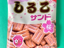 「フルーティな甘爽やかな味が印象的！」「食べ飽きる事のない味わい！」【カルディ】さくらの風味が楽しめる「しるこサンド」