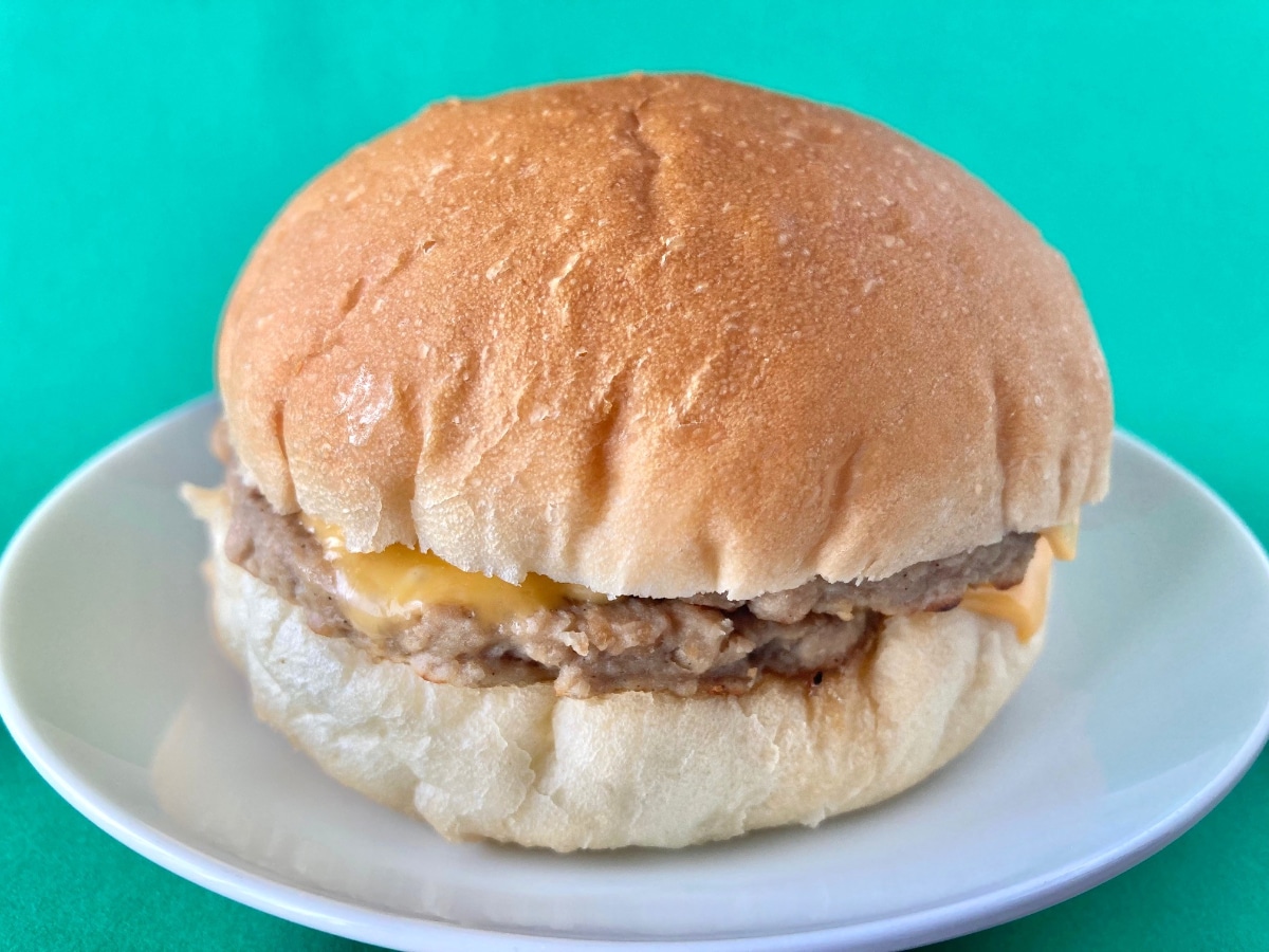 ジャンキーな感じがいい?食べ応えバッチリ!【ファミマ】香ばし醤油ソースのダブルバーガー