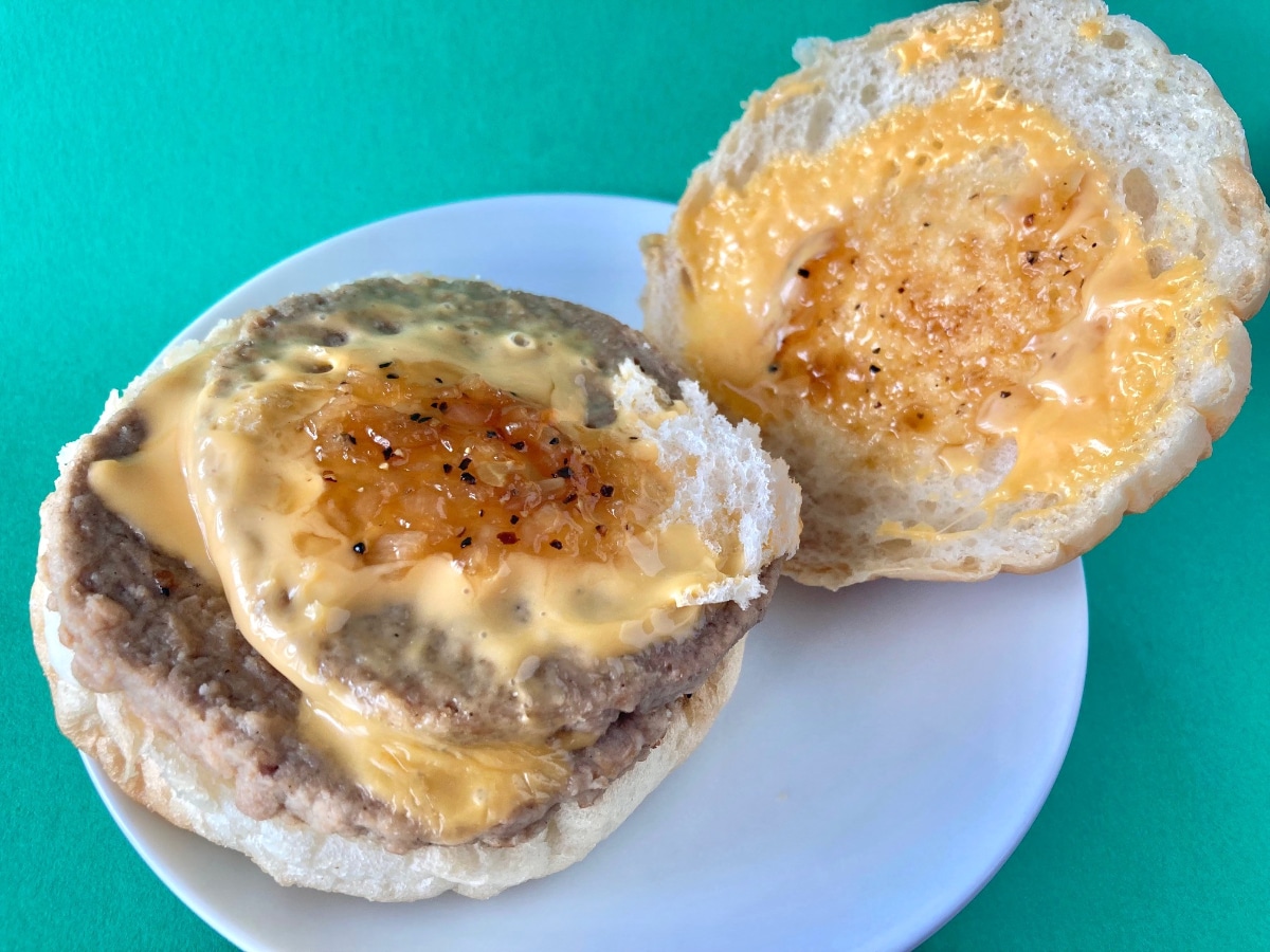 ジャンキーな感じがいい?食べ応えバッチリ!【ファミマ】香ばし醤油ソースのダブルバーガー