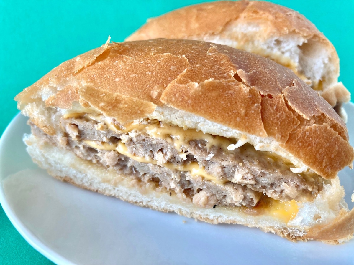 ジャンキーな感じがいい?食べ応えバッチリ!【ファミマ】香ばし醤油ソースのダブルバーガー