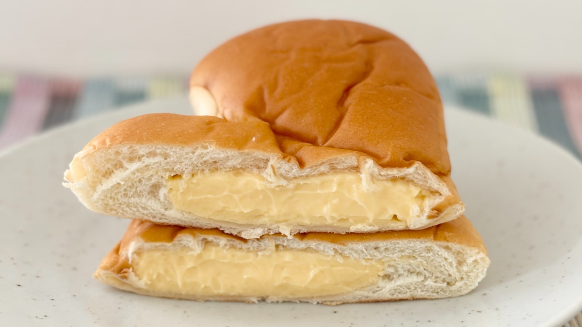 見た目も名前もインパクト強すぎ！【ローソン】クリームに溺れるパン