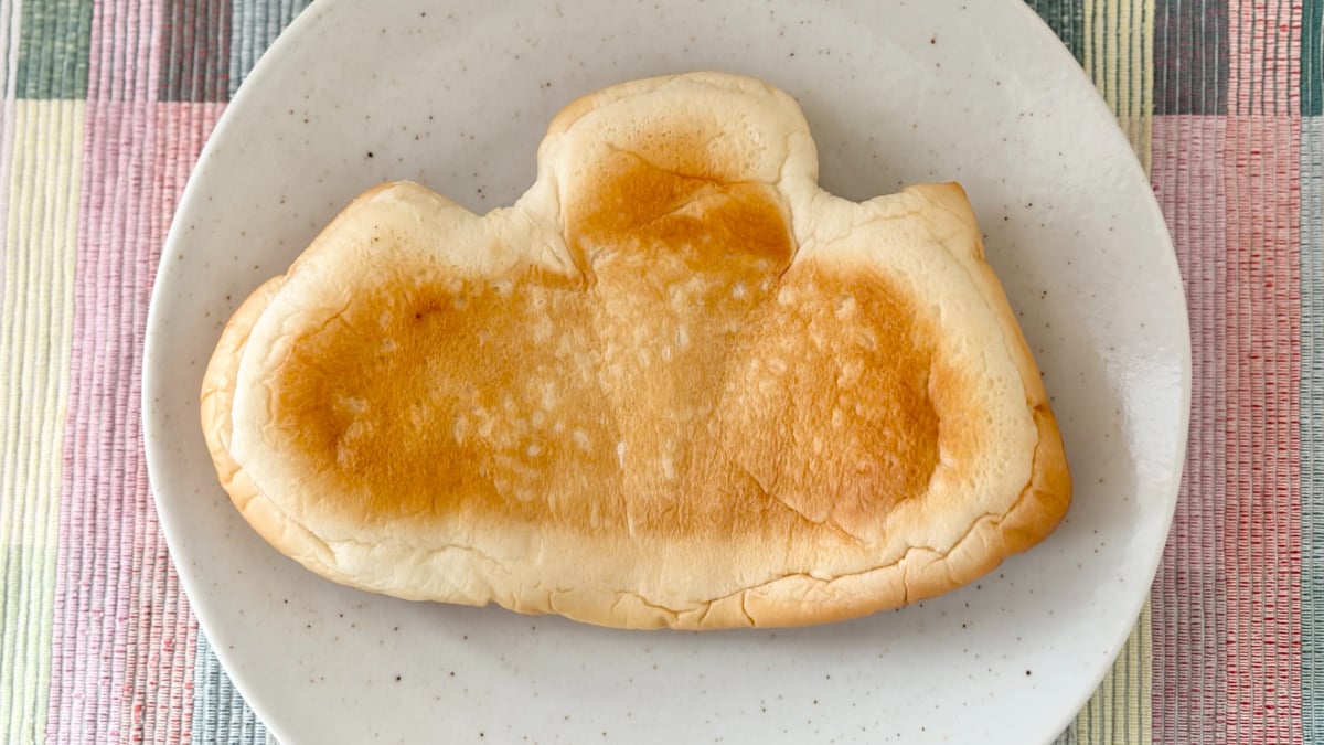 見た目も名前もインパクト強すぎ！【ローソン】クリームに溺れるパン