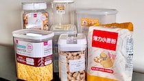 100均の「密閉できる小麦粉の保存容器」が使いやすくて大助かり！ 袋ごとOKで家事時短も♪