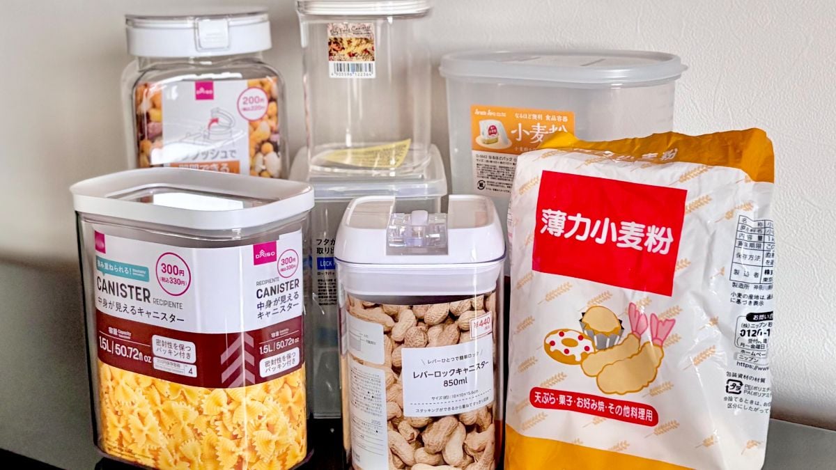 100均の「密閉できる小麦粉の保存容器」が使いやすくて大助かり！ 袋ごとOKで家事時短も♪